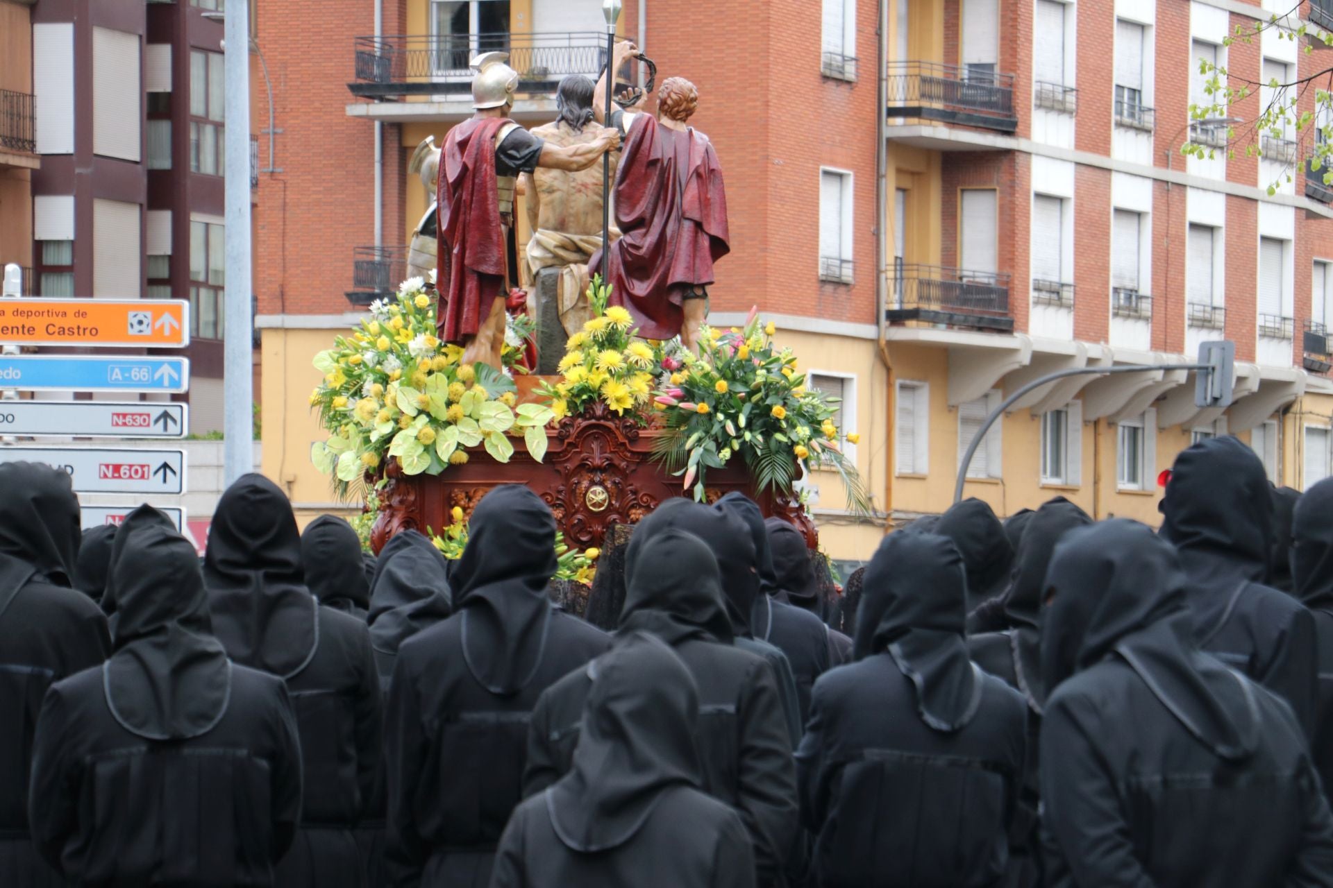 Las imágenes de la salida y procesión de Los Pasos en León