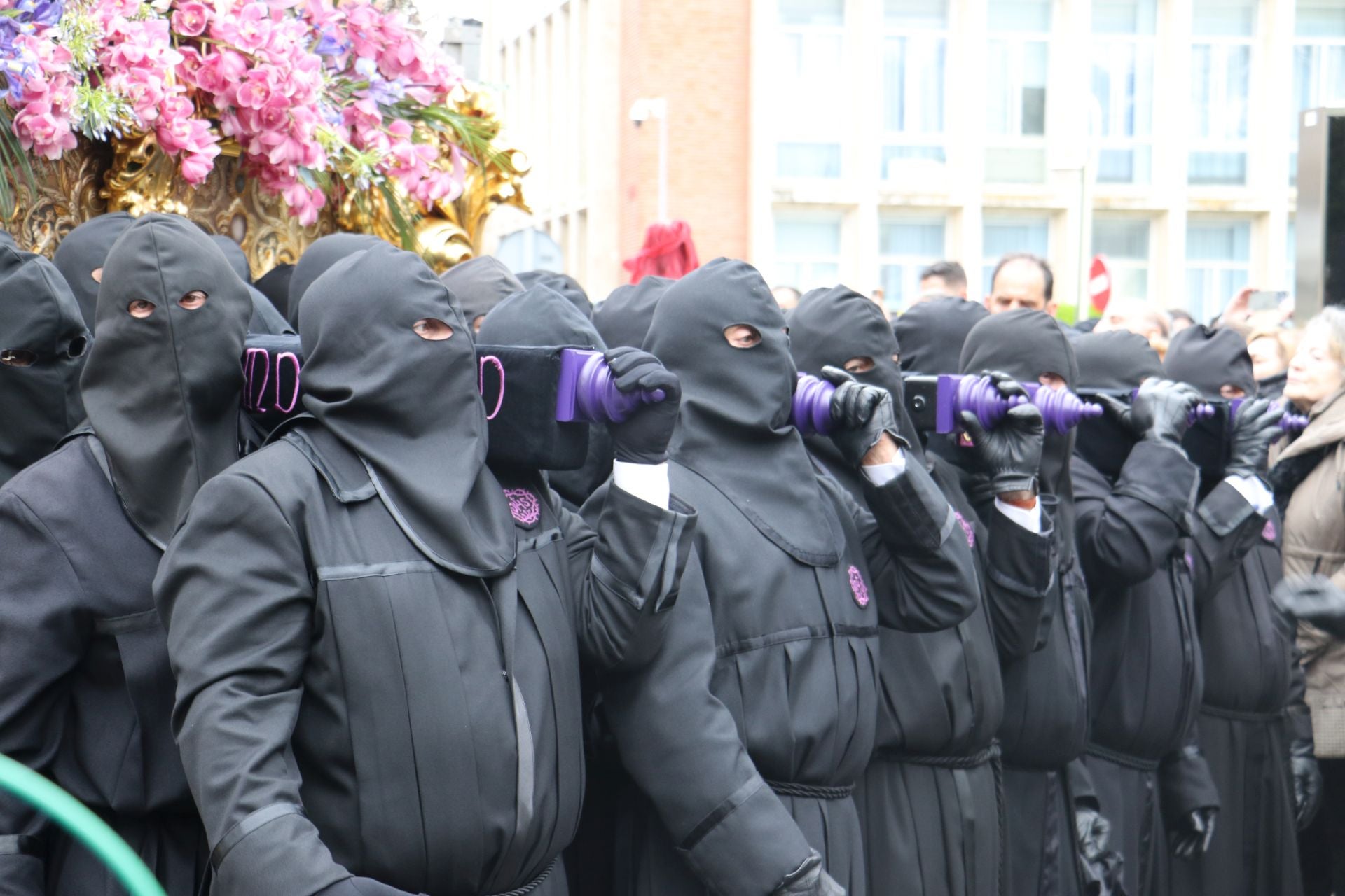 Las imágenes de la salida y procesión de Los Pasos en León