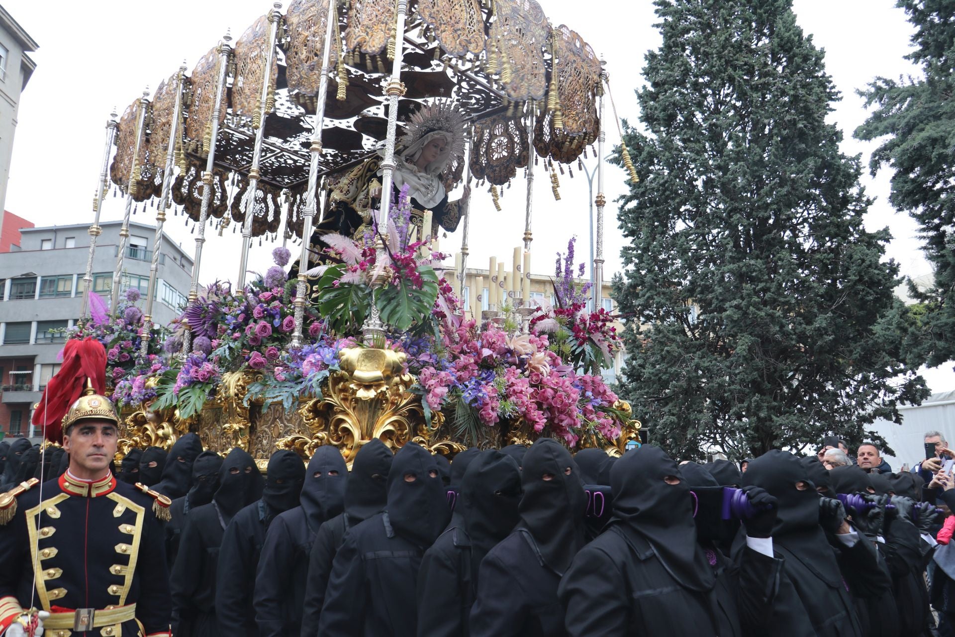 Las imágenes de la salida y procesión de Los Pasos en León
