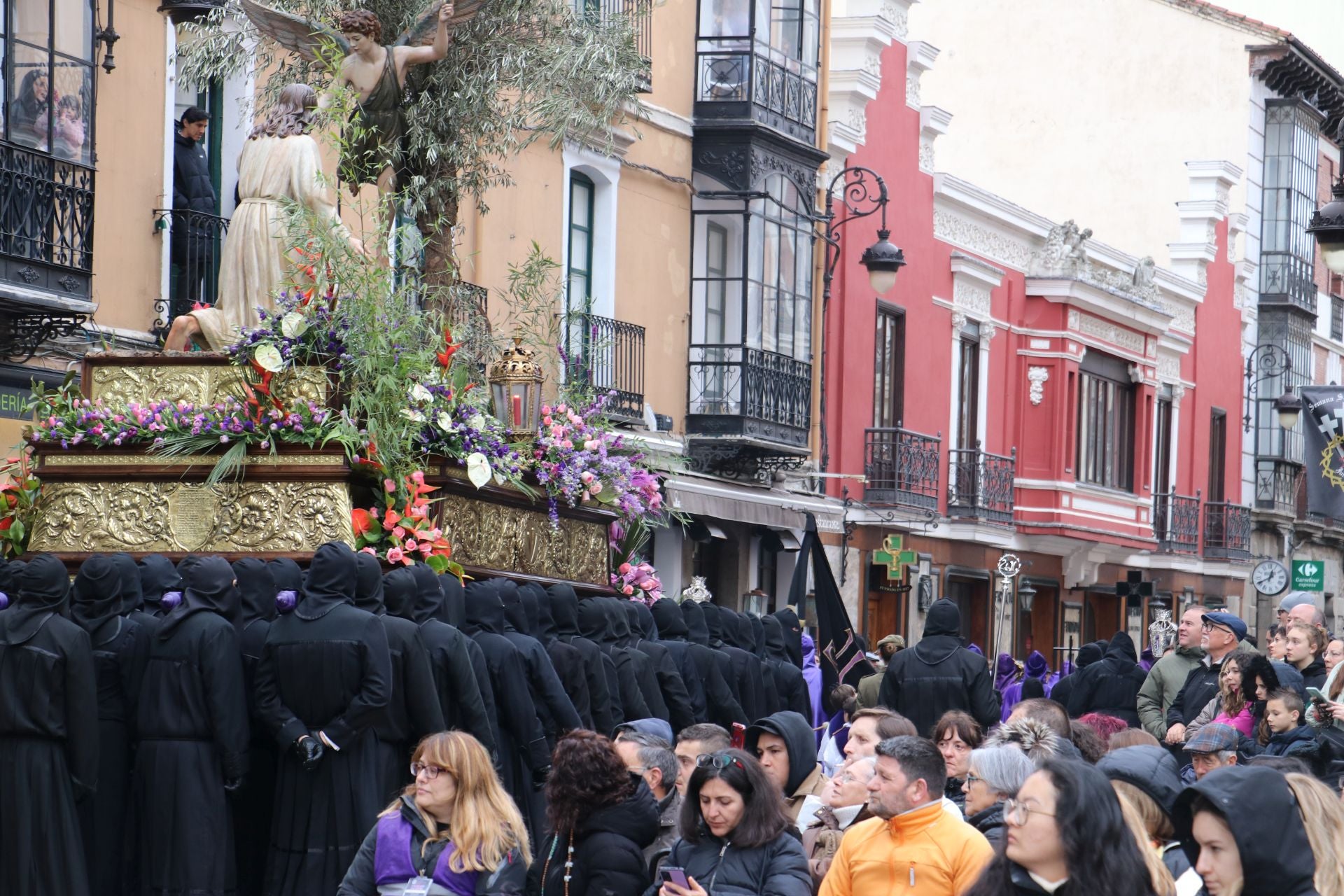 Las imágenes de la salida y procesión de Los Pasos en León