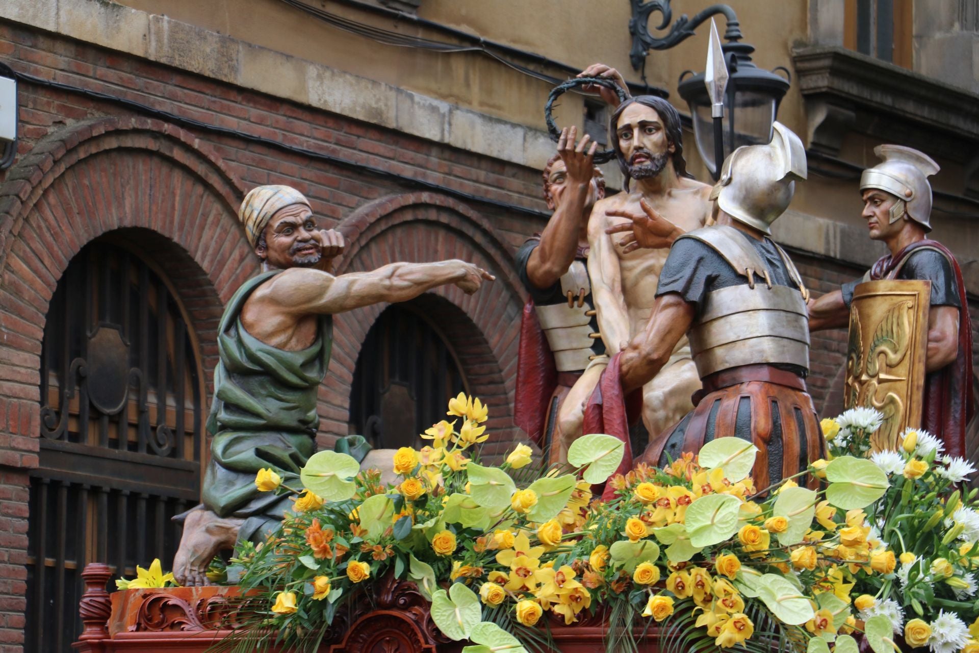 Las imágenes de la salida y procesión de Los Pasos en León
