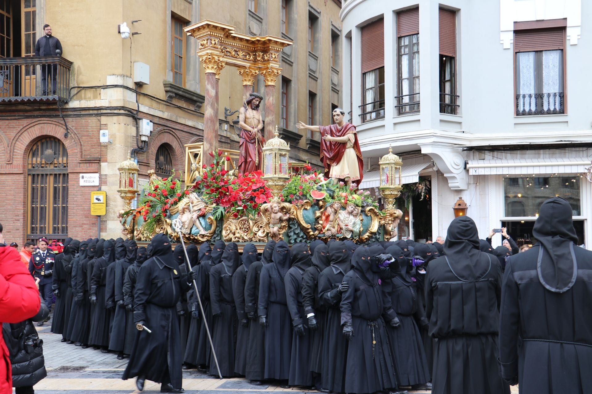 Las imágenes de la salida y procesión de Los Pasos en León