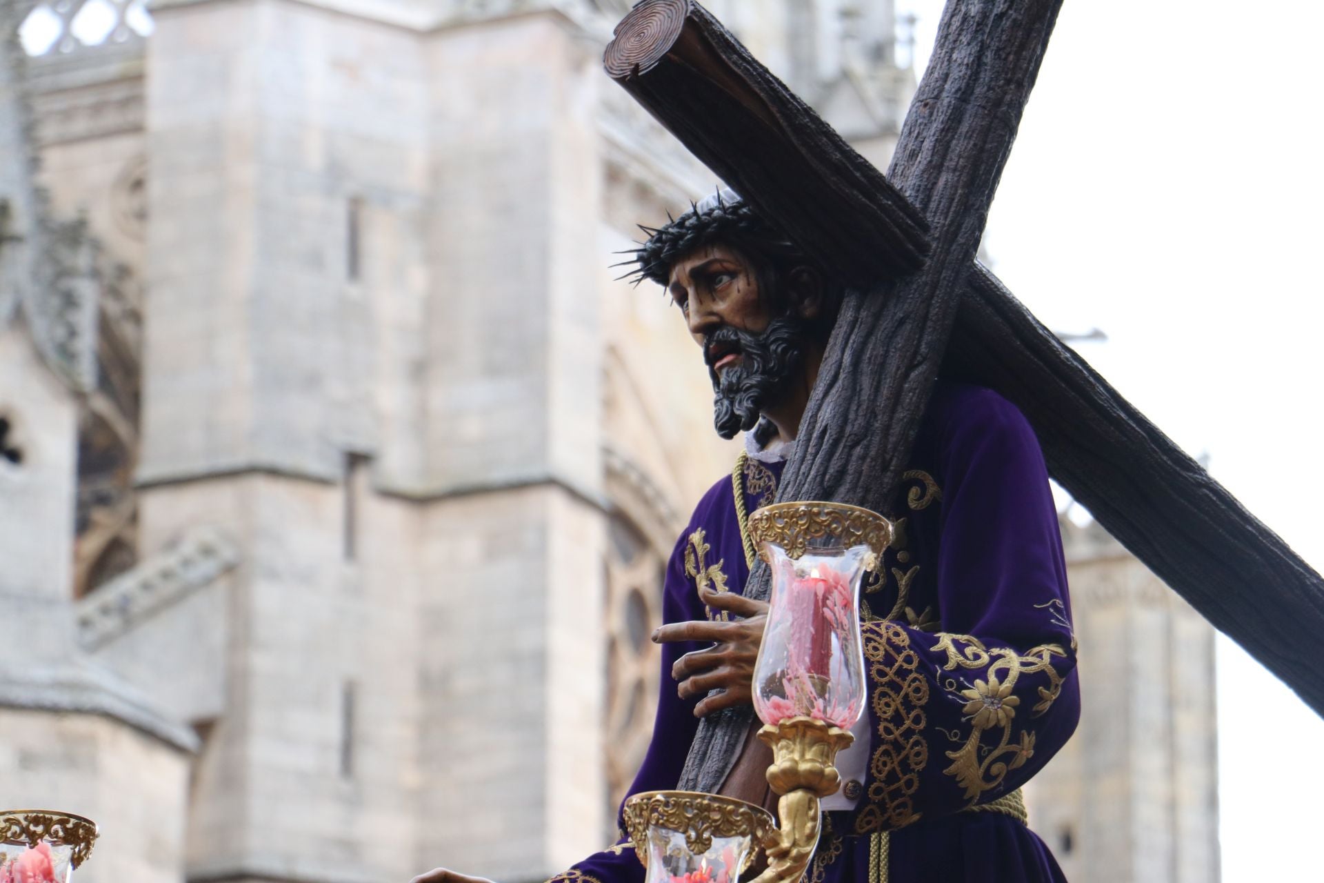 Las imágenes de la salida y procesión de Los Pasos en León