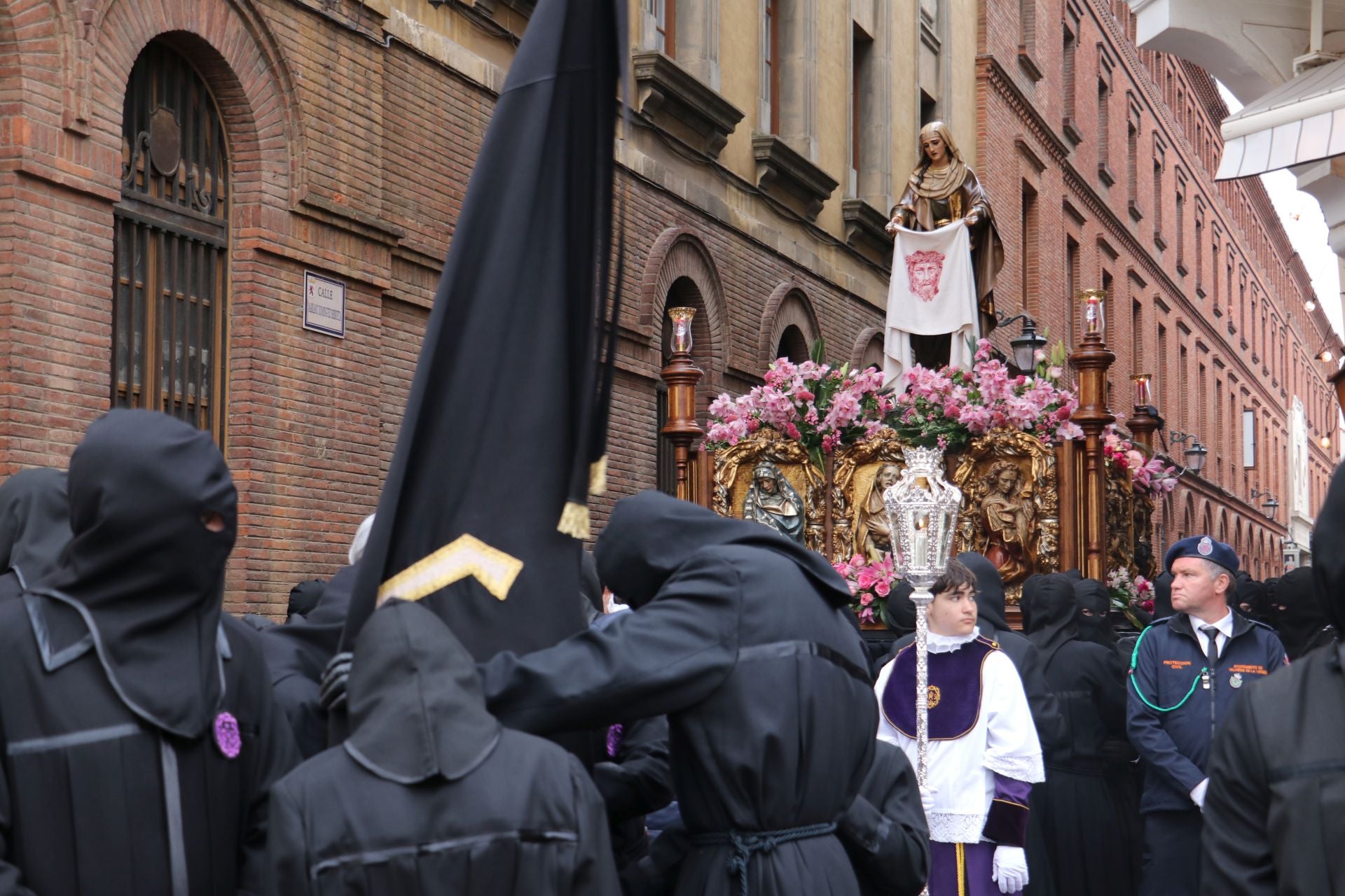 Las imágenes de la salida y procesión de Los Pasos en León