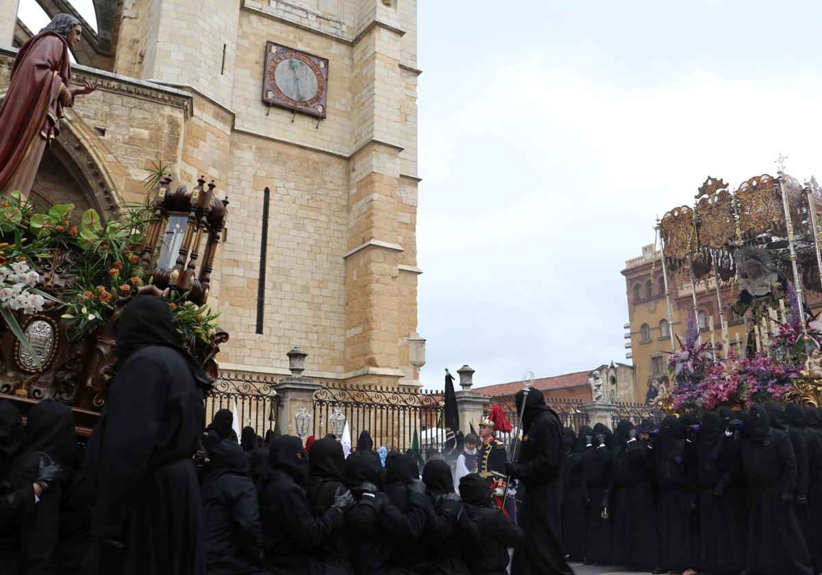 Acto del Encuentro en la procesión de los Pasos.
