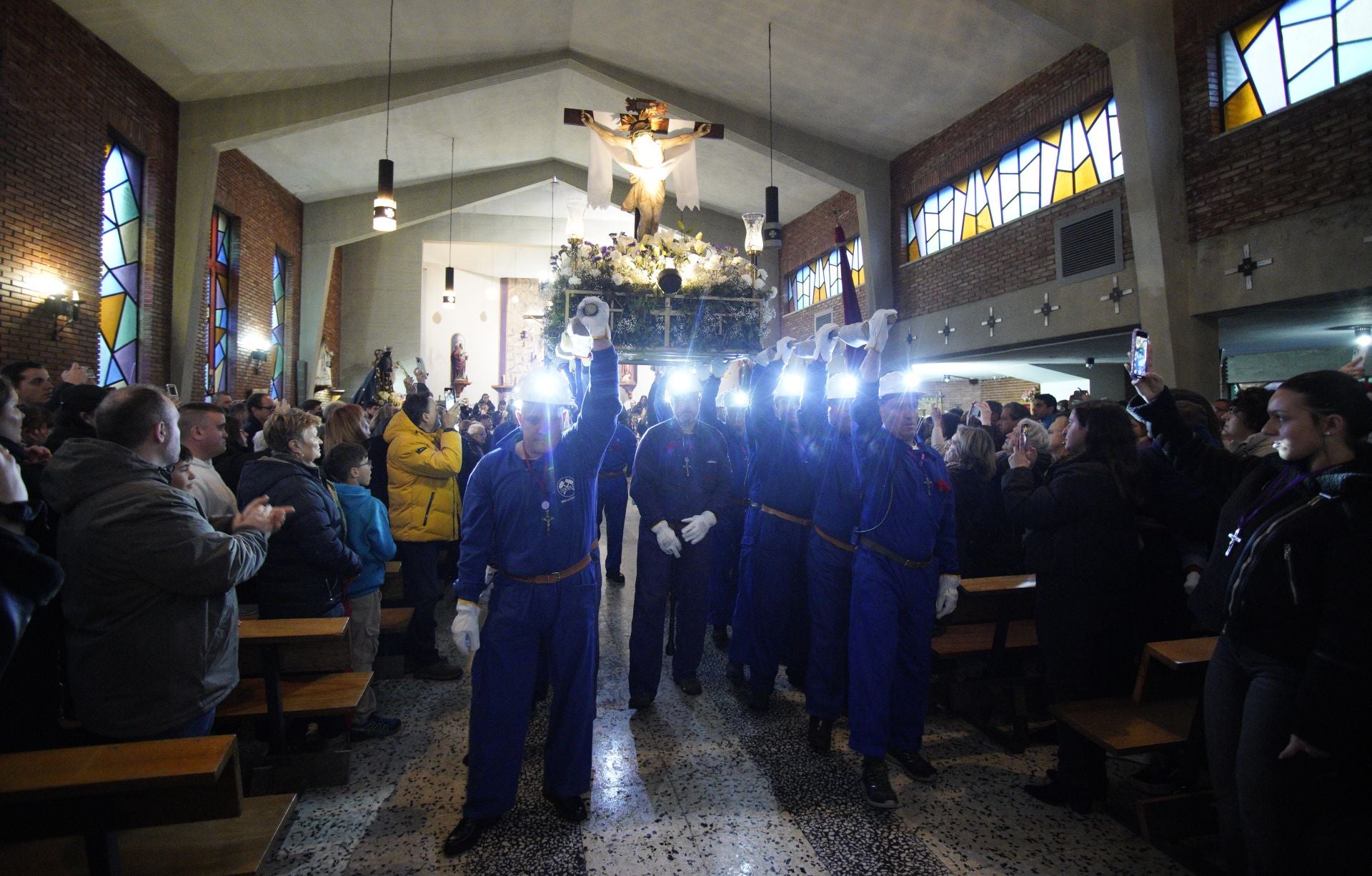 Procesión del Cristo de los Mineros en Caboalles de Abajo