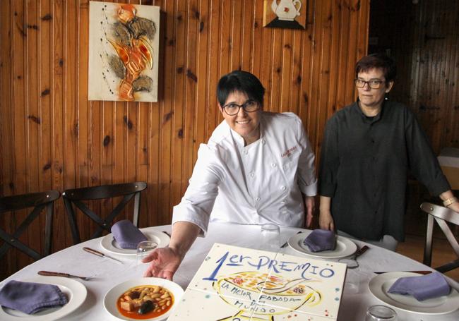 En la imagen, la cocinera María Fernanda Díaz (i), acompañada por la propietaria de Casa Morán, Madalina Fernández (d),