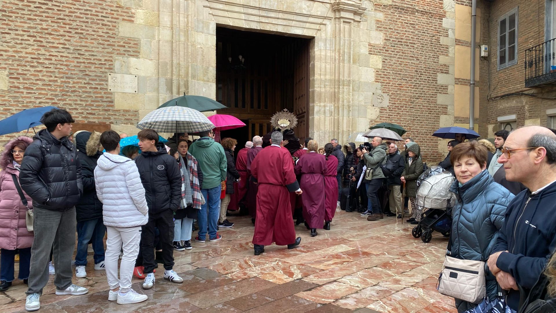 Las imágenes del acto del Desenclavo el Sábado Santo en León