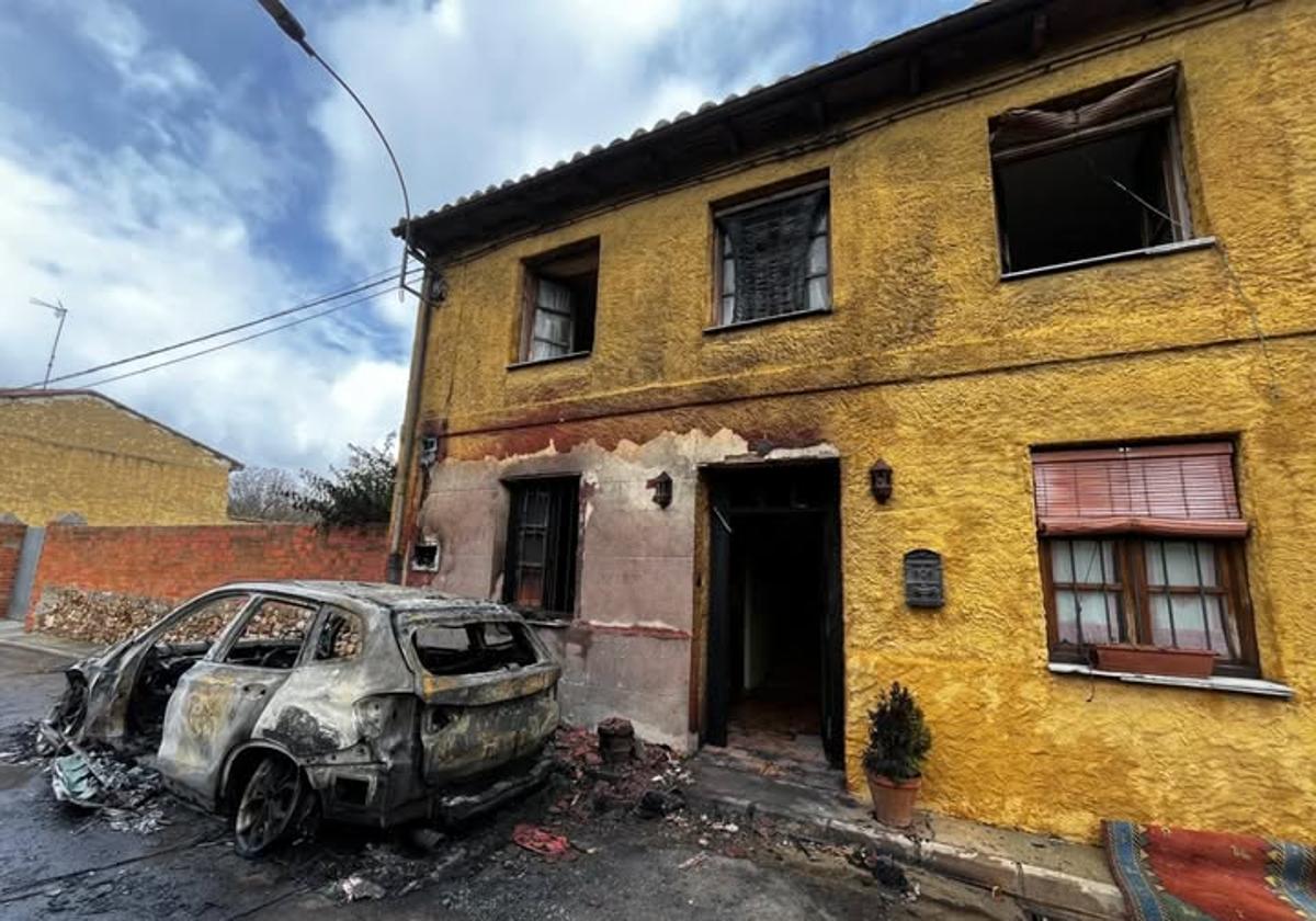 Un incendio calcina un vehículo y la fachada de una vivienda en Jiménez de Jamuz