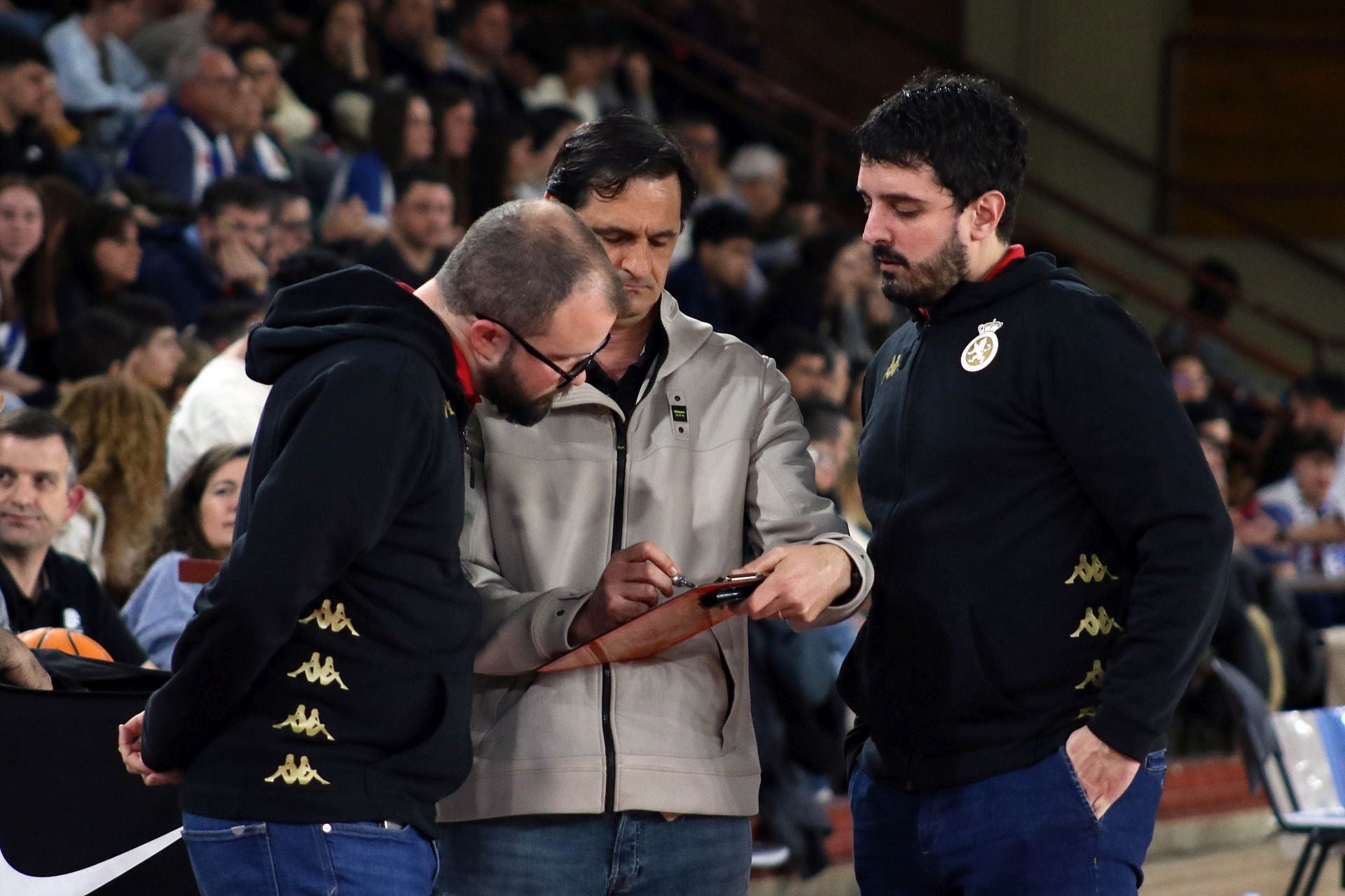 Las mejores imágenes del partido de baloncesto entre la Cultural y la Ponferradina