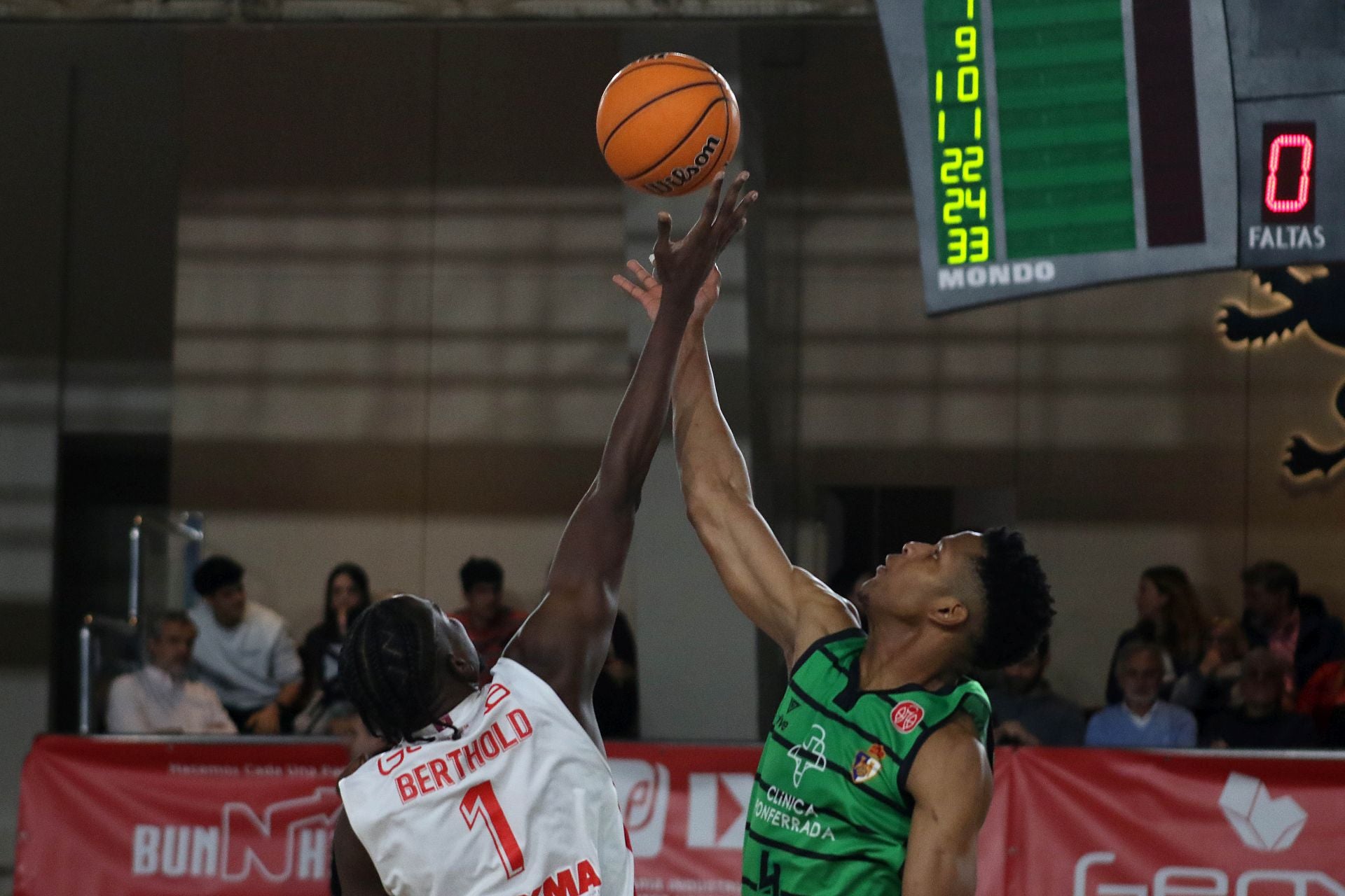 Las mejores imágenes del partido de baloncesto entre la Cultural y la Ponferradina