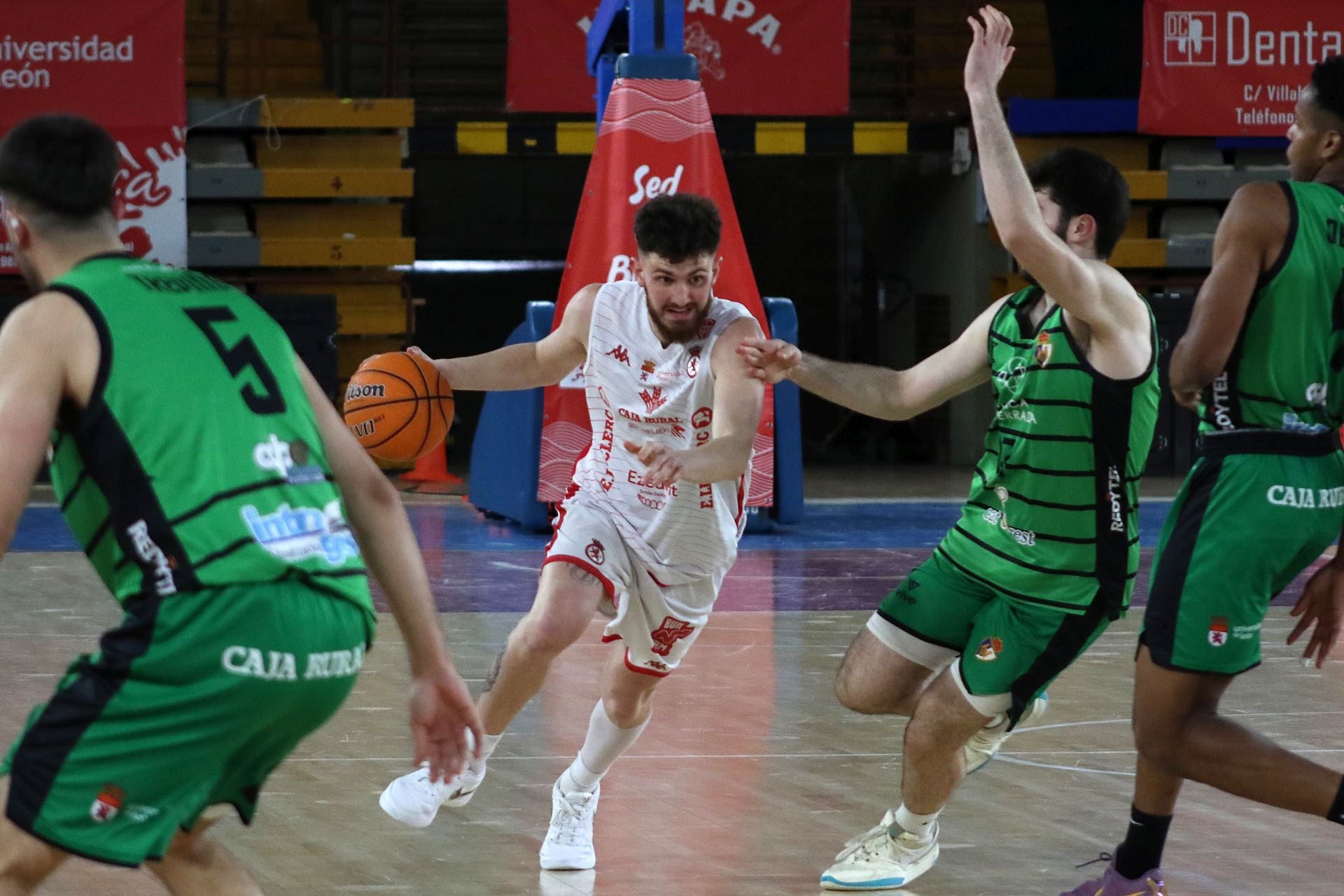 Las mejores imágenes del partido de baloncesto entre la Cultural y la Ponferradina