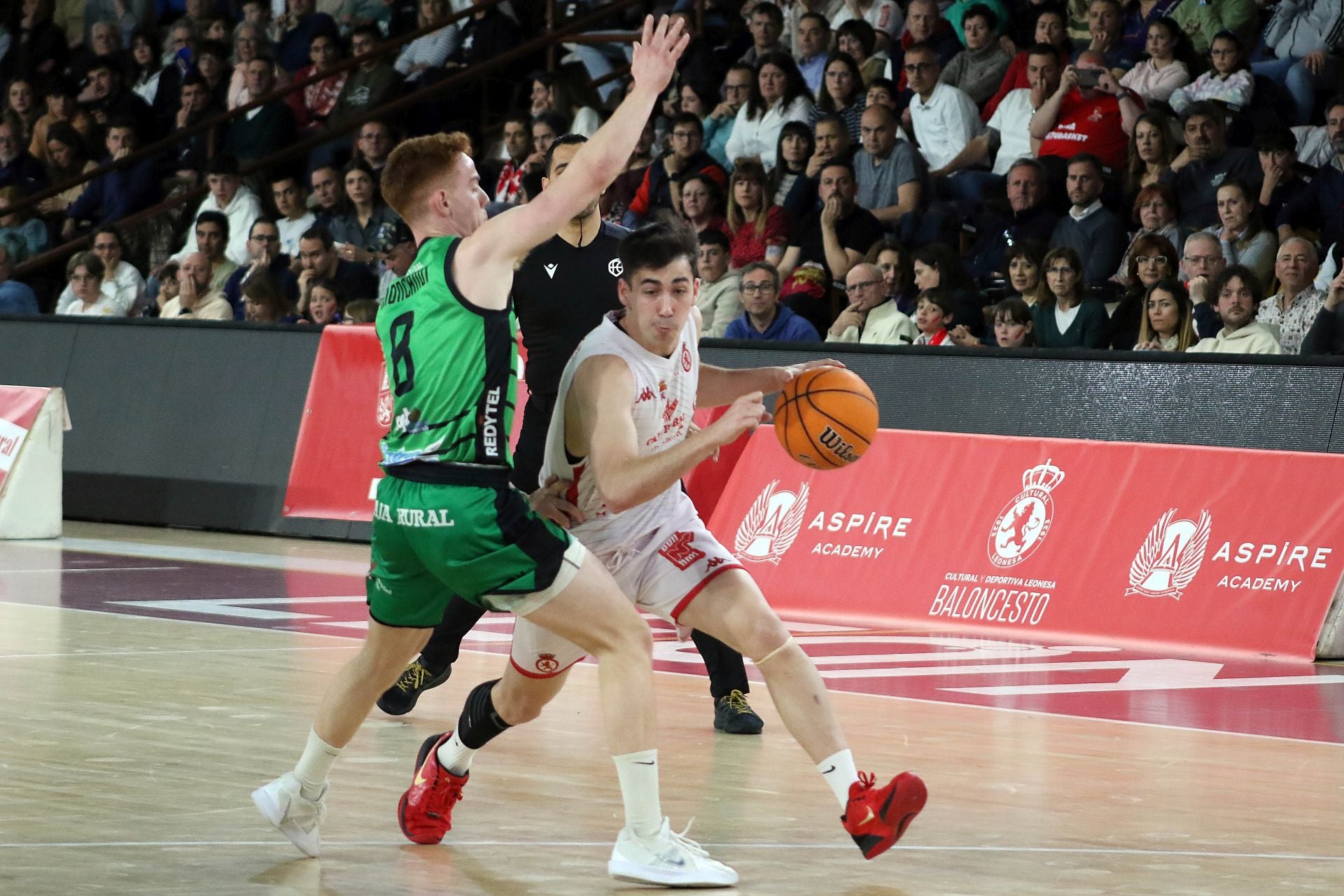Las mejores imágenes del partido de baloncesto entre la Cultural y la Ponferradina