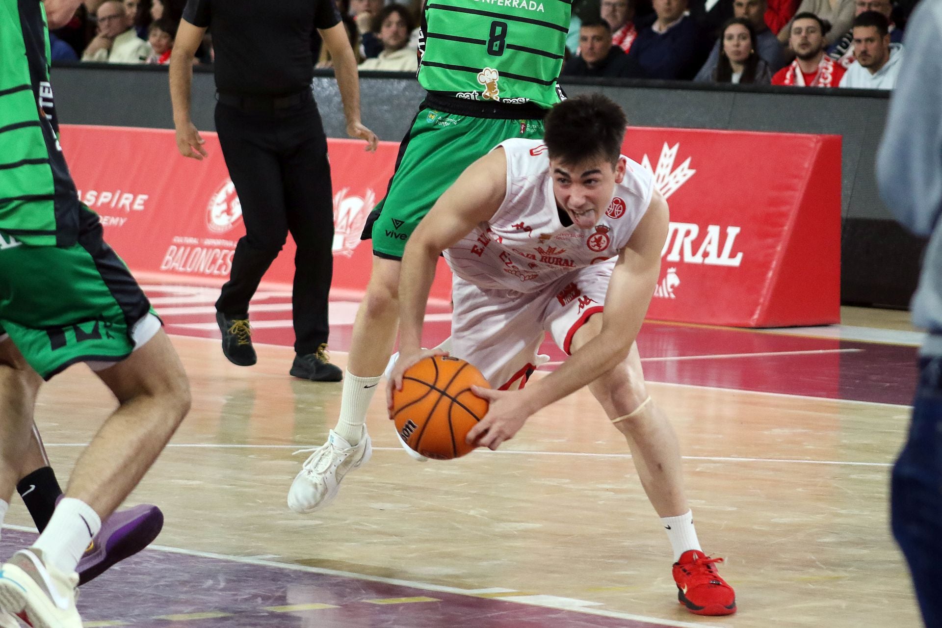 Las mejores imágenes del partido de baloncesto entre la Cultural y la Ponferradina