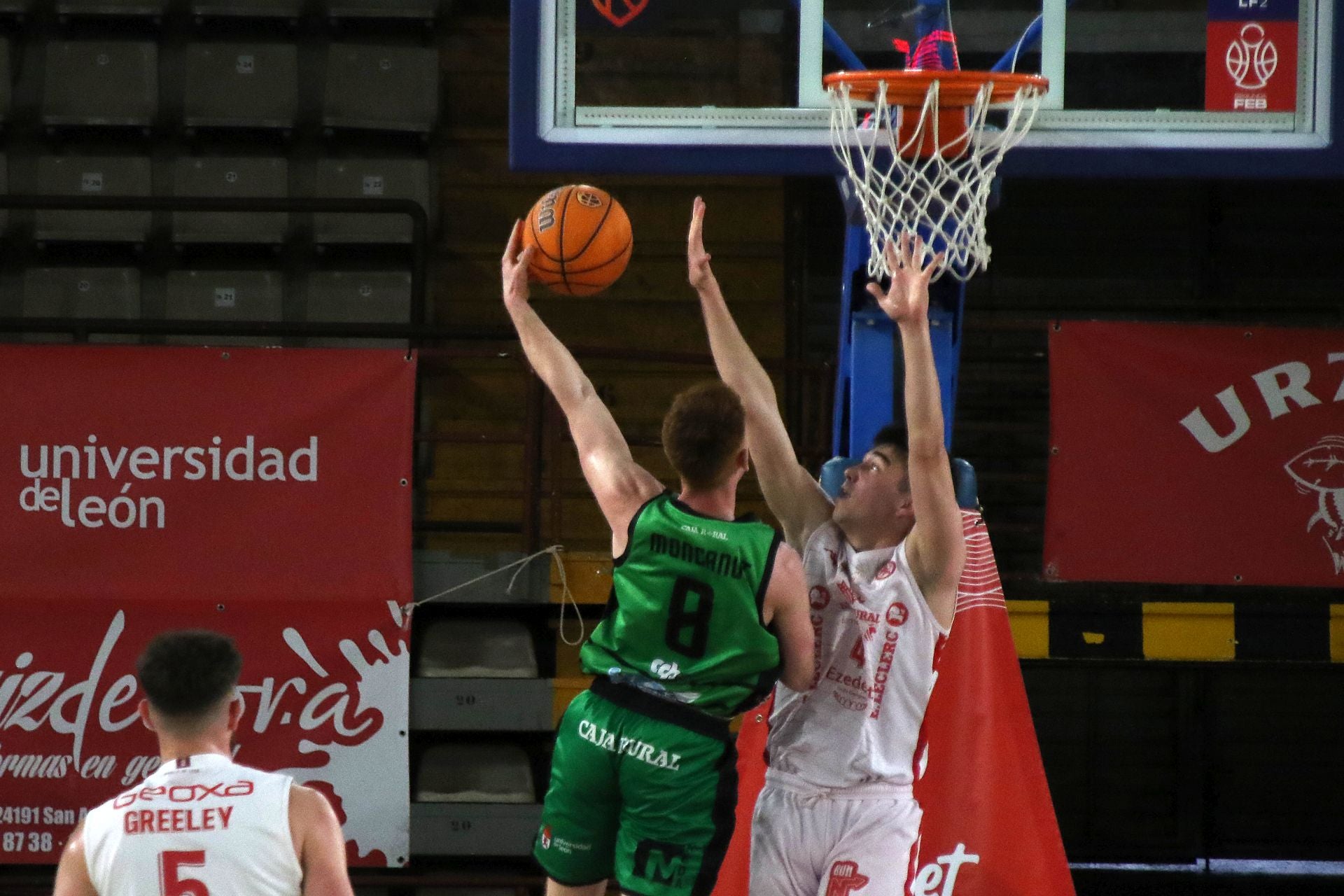 Las mejores imágenes del partido de baloncesto entre la Cultural y la Ponferradina