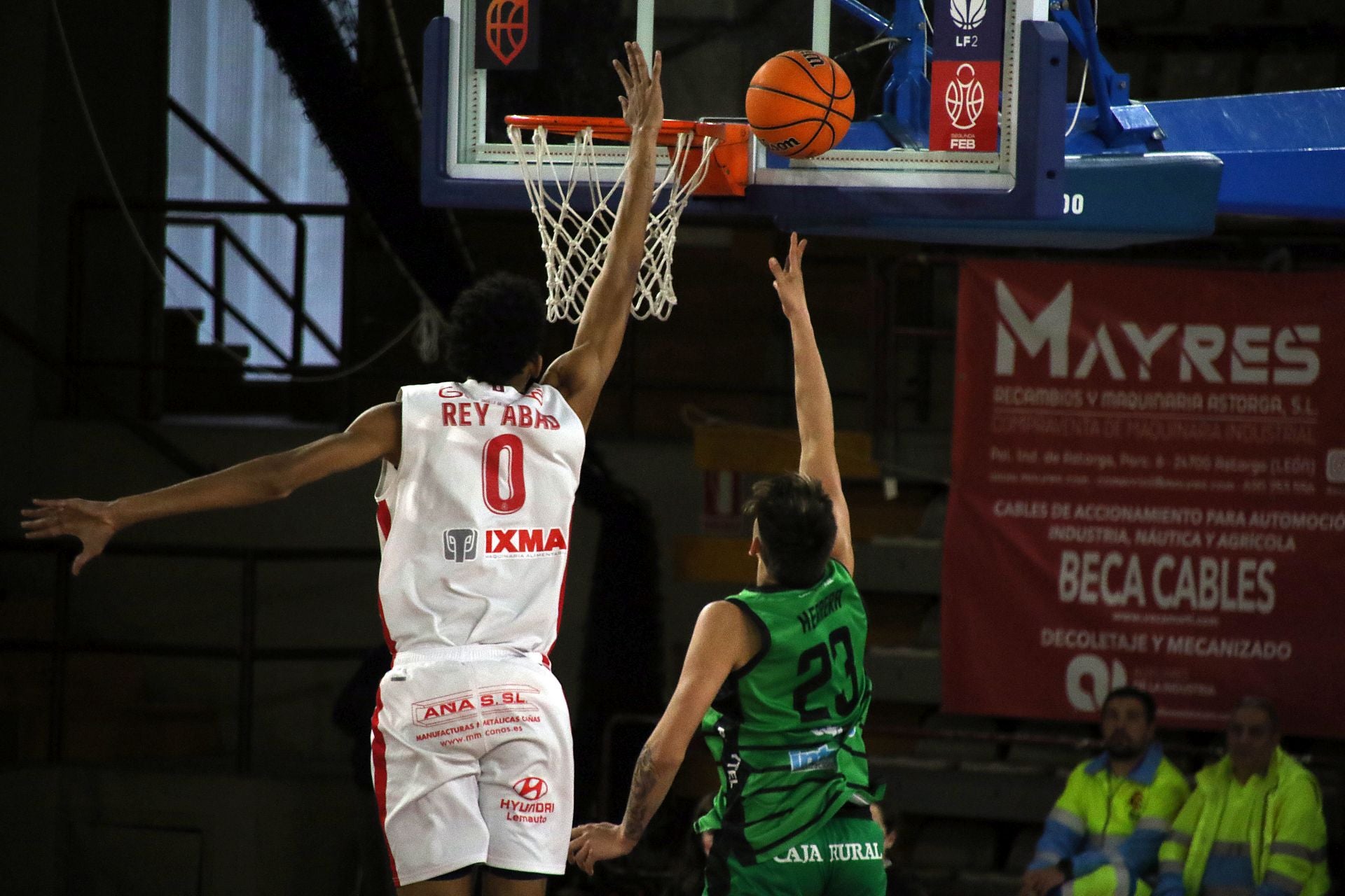 Las mejores imágenes del partido de baloncesto entre la Cultural y la Ponferradina