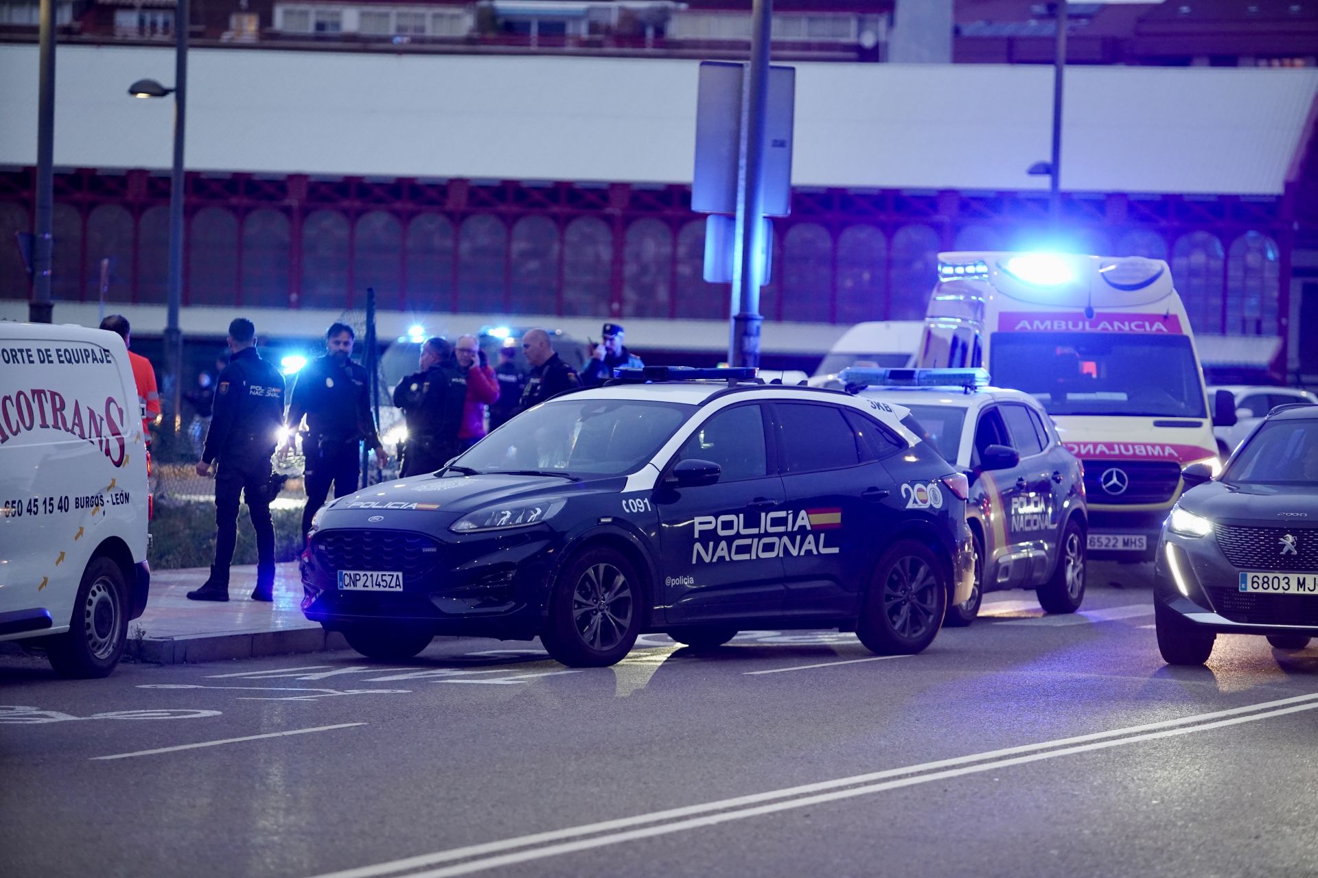 Vuelca un coche de la Policía Nacional con dos agentes