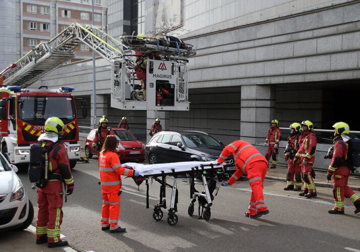 Evacuación de trabajadores de El Corte Inglés de León, en un simulacro de incendio