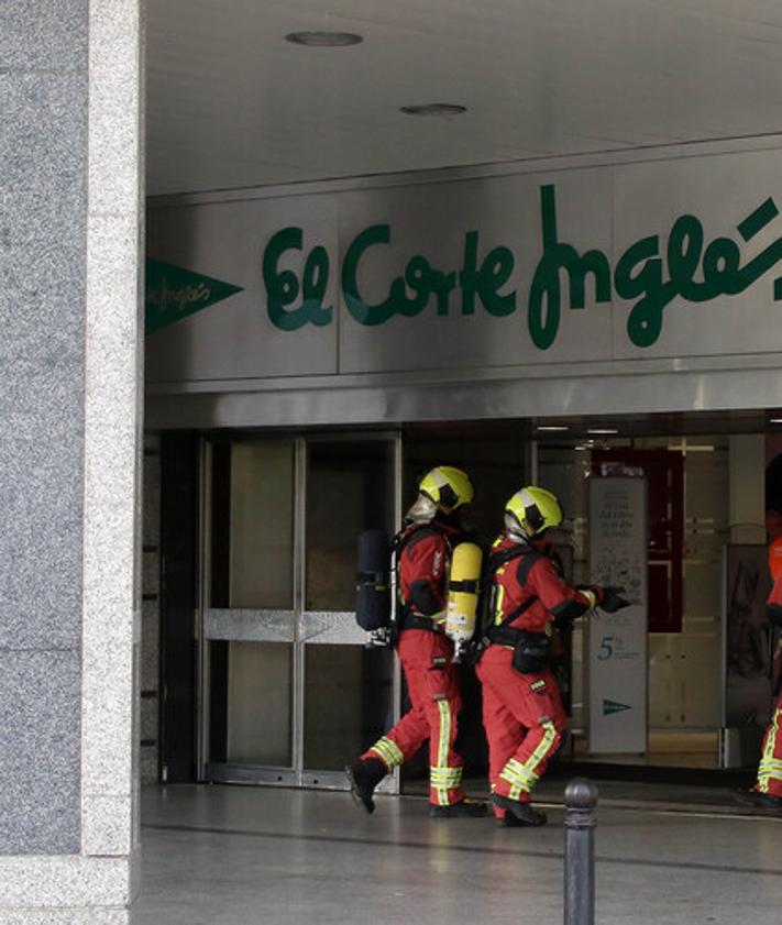 Imagen secundaria 2 - Imagen del simulacro realizado en el Corte Inglés.