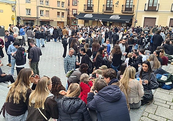 Gente bebiendo en la calle en la plaza Don Gutierre este Jueves Santo.