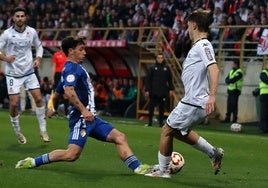 Yeray (I) y Álvaro Martínez (D) pelean por un balón en el derbi de la primera vuelta.