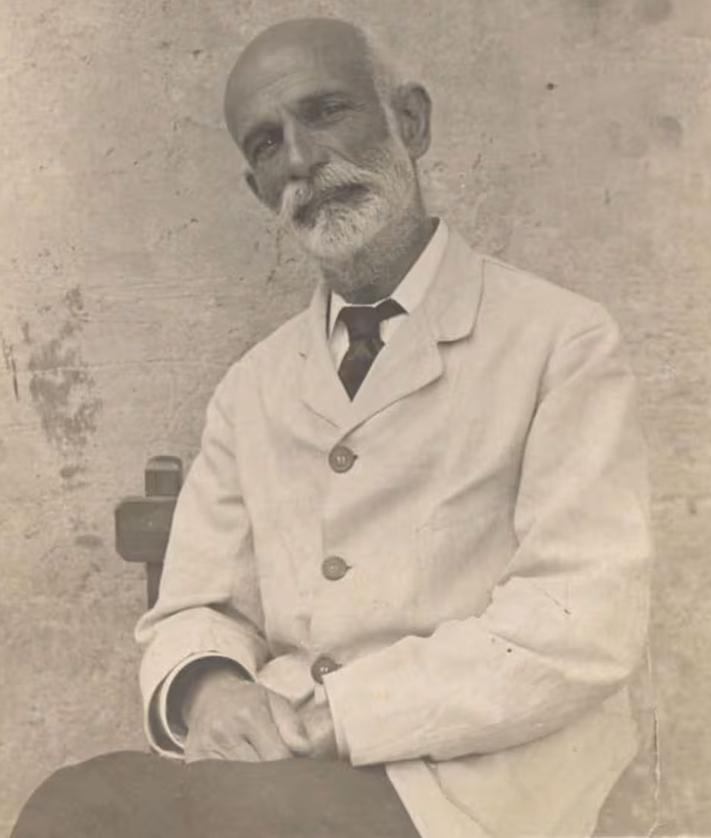 Imagen secundaria 2 - Fachada del IES Giner de los Ríos; Mercedes del Pozo, profesora del Instituto y Giner de los Ríos. 