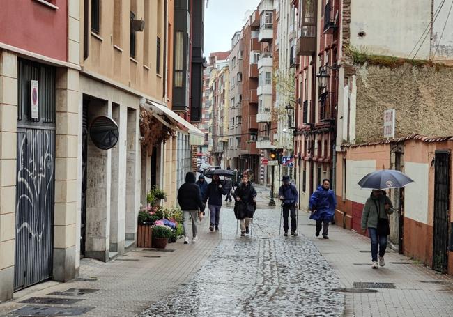 Numerosos peregrinos se mezclan con los viandantes habituales en Puerta Moneda.
