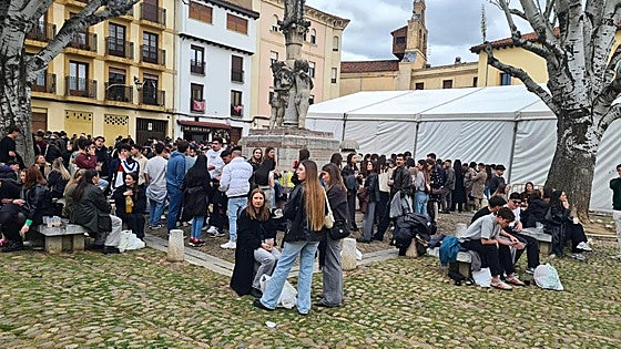Los vecinos del Húmedo critican a Diez por «permitir un macrobotellón degradante y decadente para León»