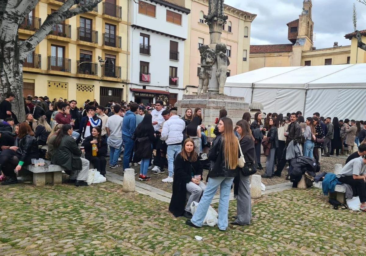 Los vecinos del Húmedo critican a Diez por «permitir un macrobotellón degradante y decadente para León»