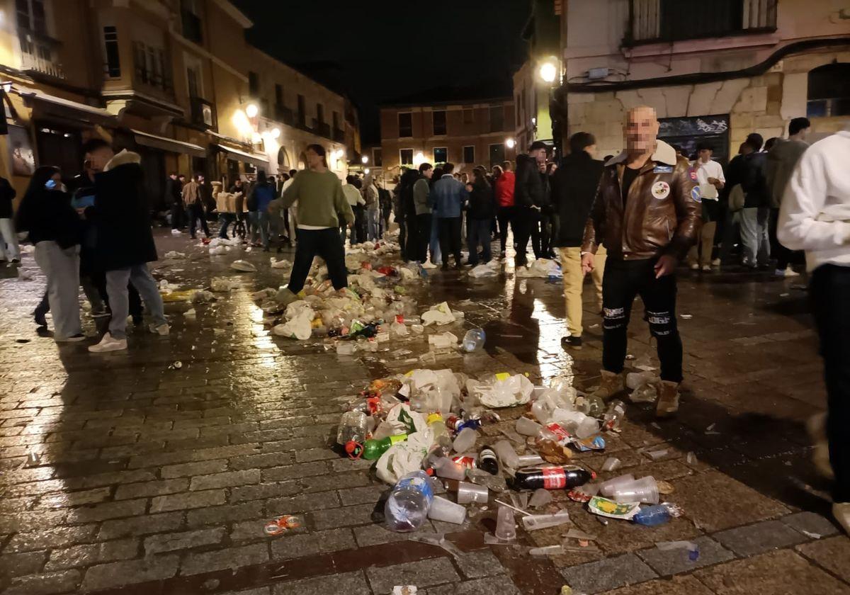 Imagen del botellón de estos días en el Húmedo.