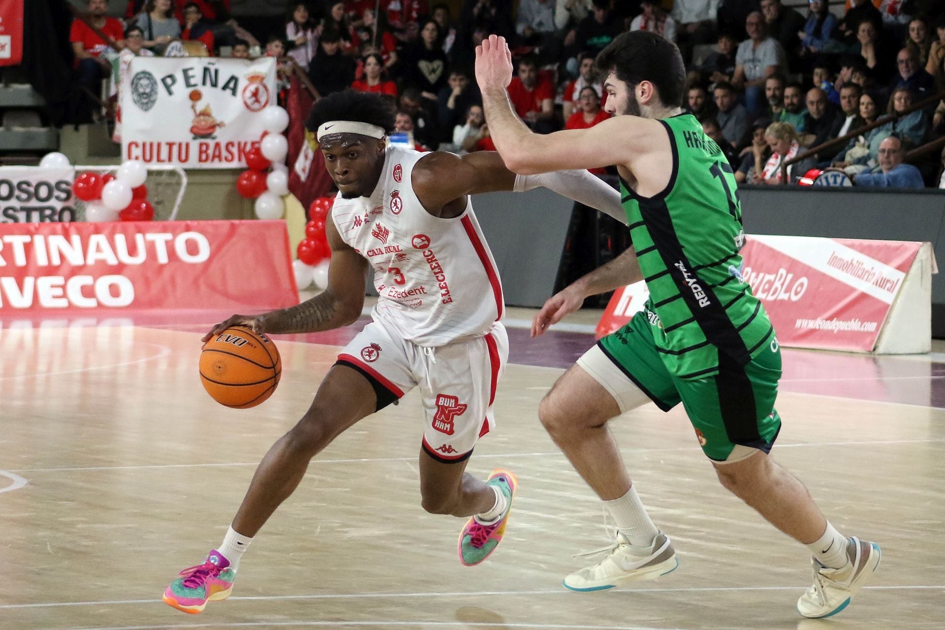 Okafor busca superar a un rival de Clínica Ponferrada.