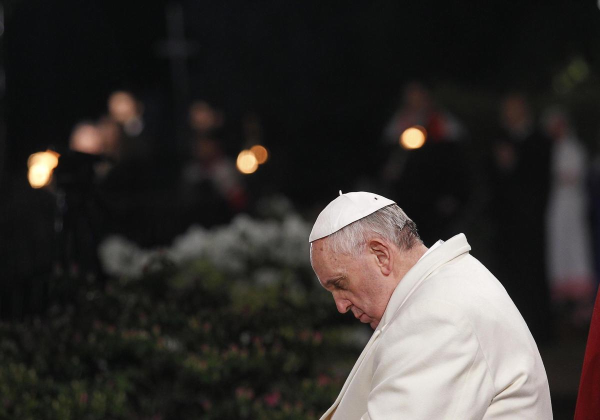 El papa Francisco preside la celebración del Vía Crucis en el Coliseo el Viernes Santo en Roma, Italia, el 29 de marzo de 2013.