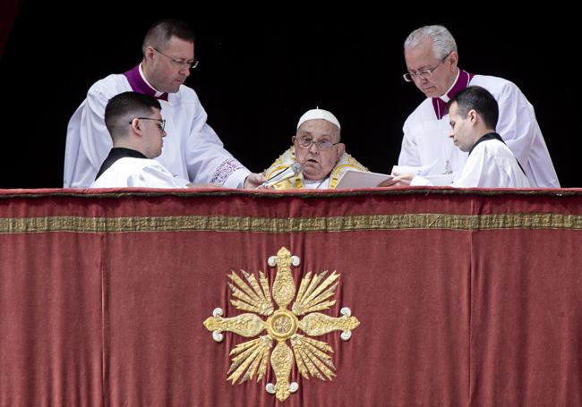 El Papa Francisco habla durante la bendición Urbi et Orbi tras la Misa de Pascua en la Plaza de San Pedro, en la Ciudad del Vaticano, el 20 de abril de 2025.