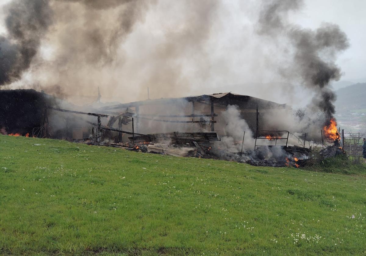Denuncia amenazas tras el incendio «provocado» de su nave: «Me dijo que me iba a matar»