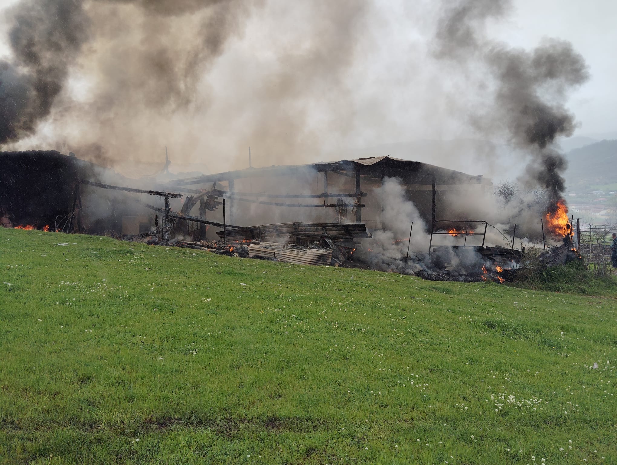 Denuncia amenazas tras el incendio «provocado» de su nave: «Me dijo que me iba a matar»