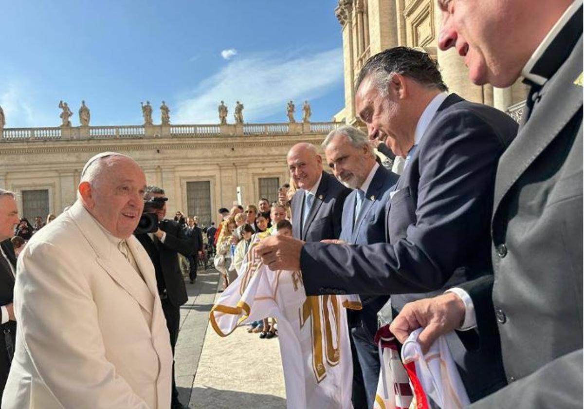 Representantes de la Cultural llevaron una camiseta del equipo al papa.