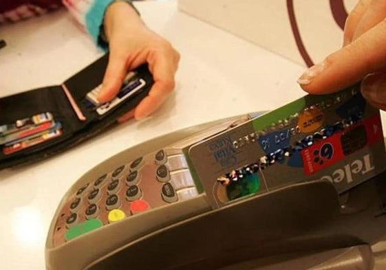 La mujer figuraba como deudora en la CIRBE por dos tarjetas de crédito.