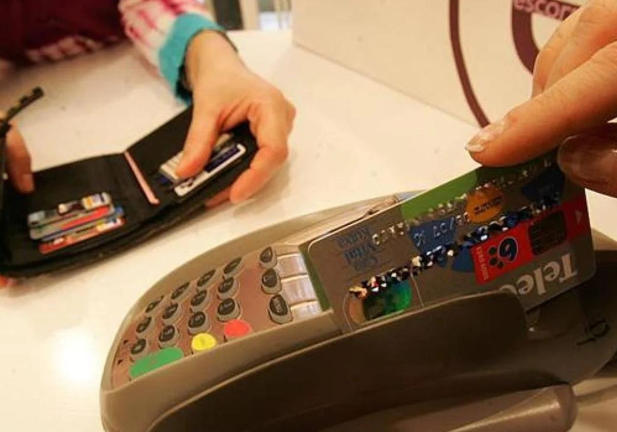 La mujer figuraba como deudora en la CIRBE por dos tarjetas de crédito.