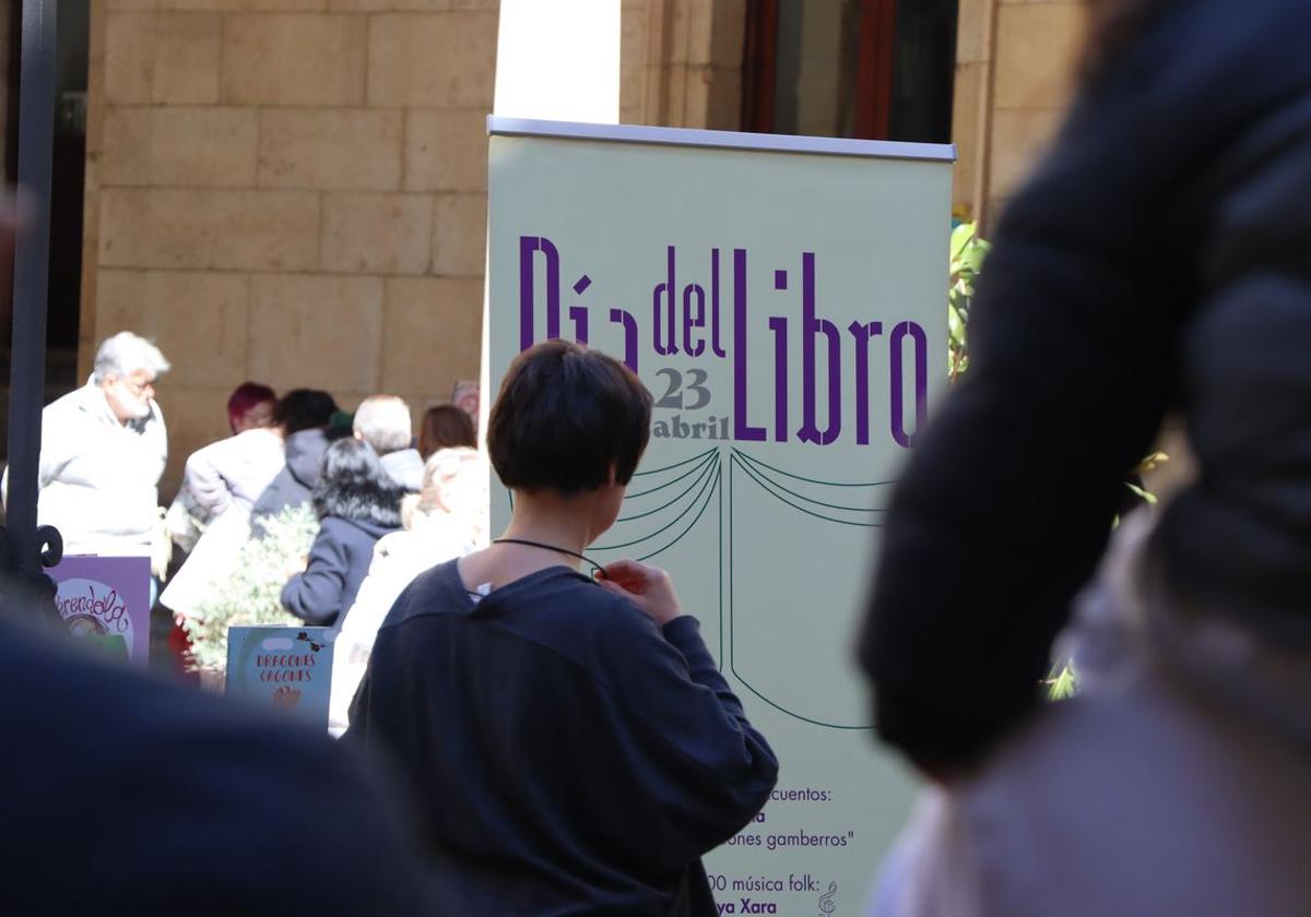 El patio del Palacio de los Guzmanes ha acogido la Feria del Libro en este 23 de abril.