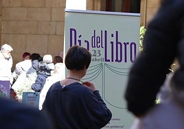 El patio del Palacio de los Guzmanes ha acogido la Feria del Libro en este 23 de abril.
