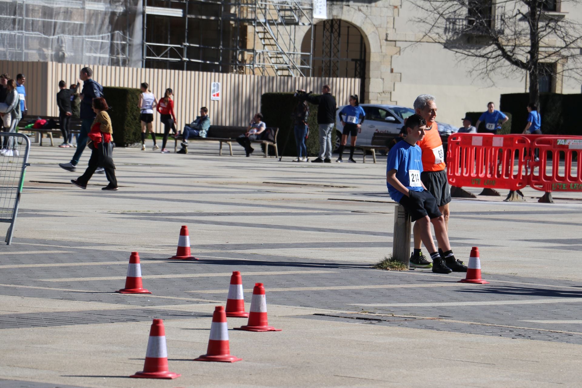 Las imágenes de la carrera solidaria por el día de la comunidad en León