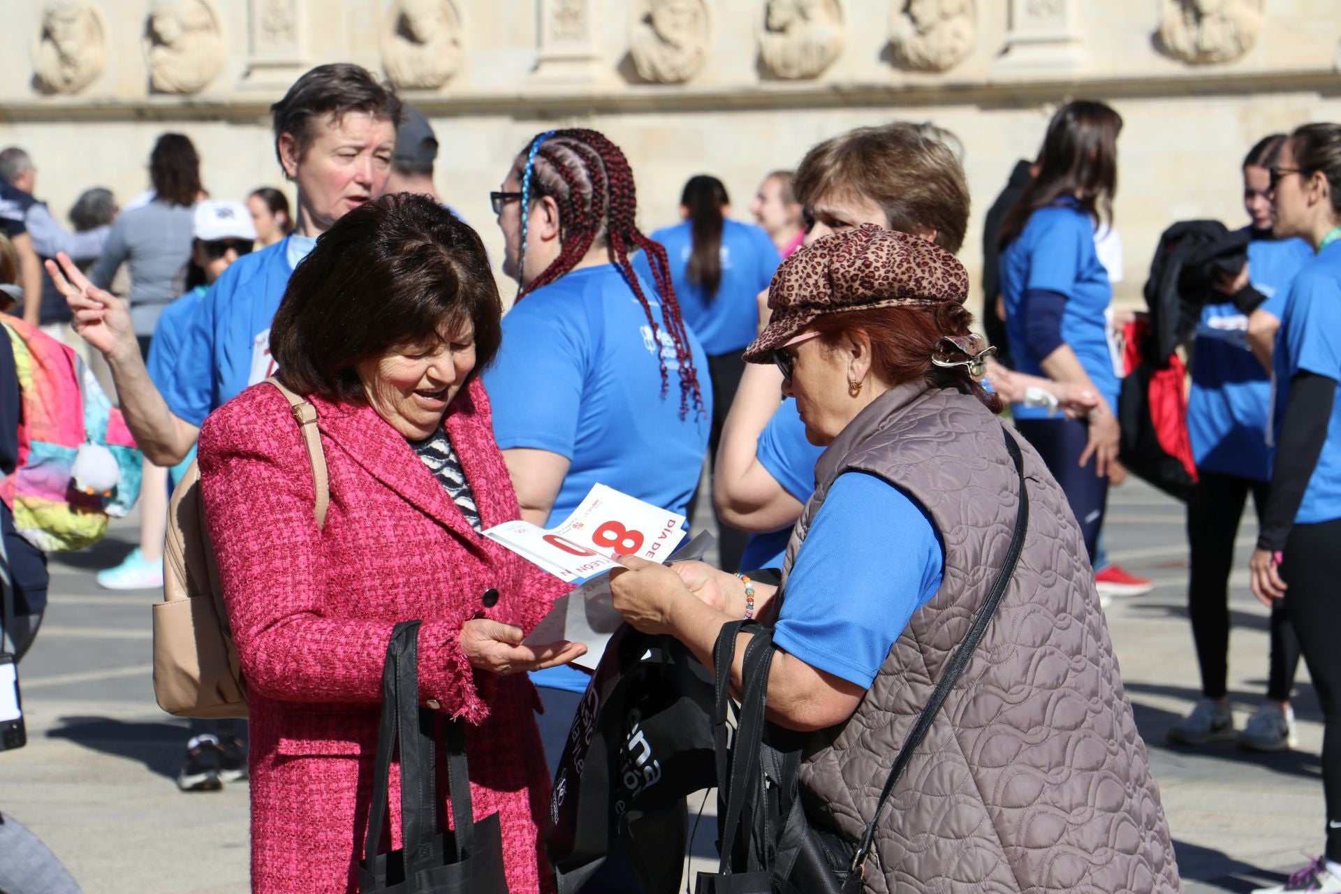 Las imágenes de la carrera solidaria por el día de la comunidad en León