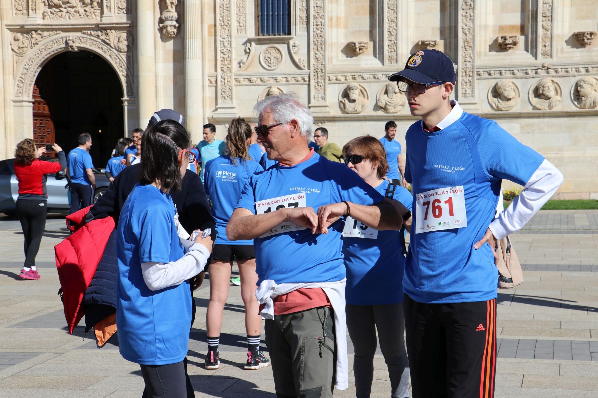 Las imágenes de la carrera solidaria por el día de la comunidad en León