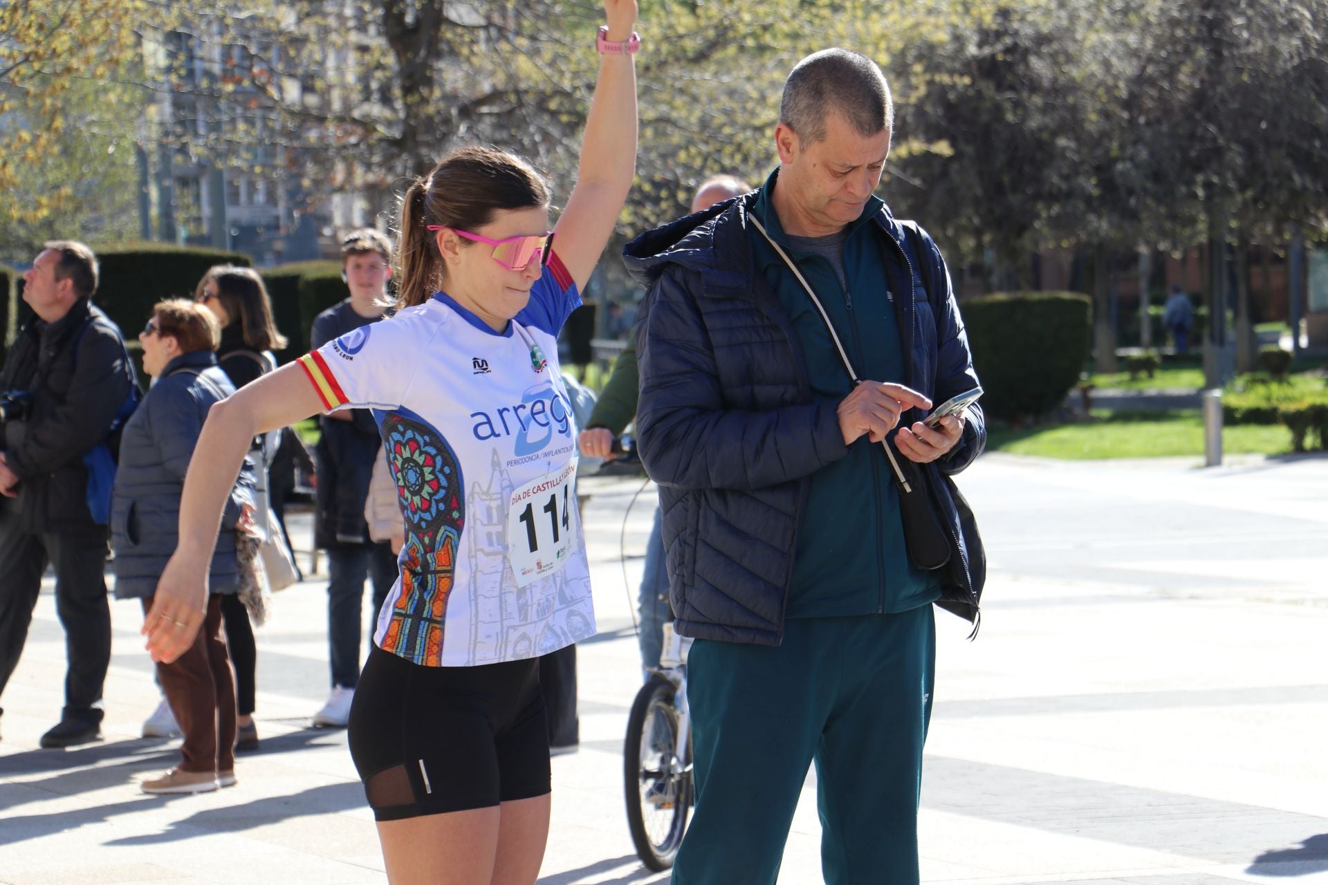 Las imágenes de la carrera solidaria por el día de la comunidad en León