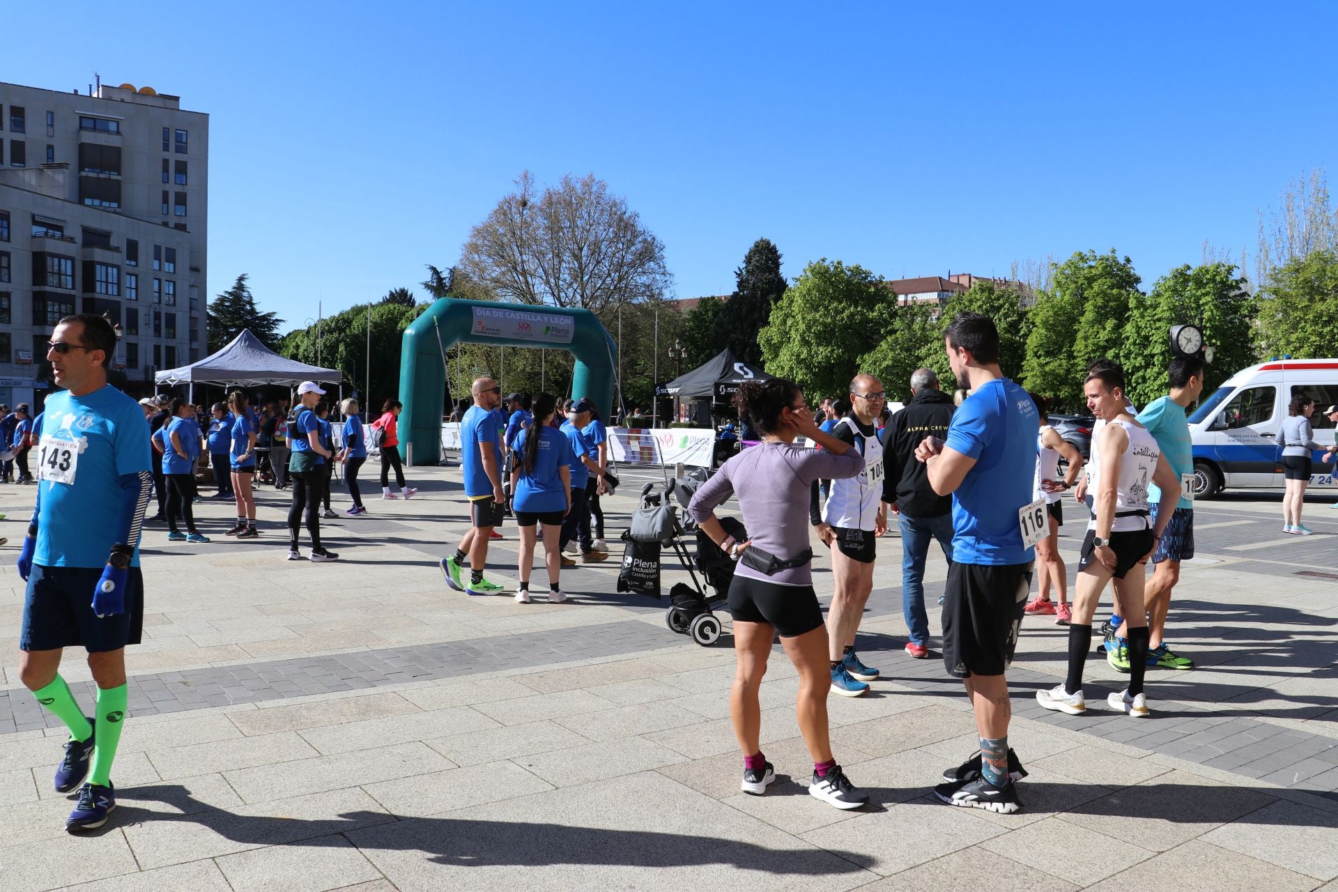 Las imágenes de la carrera solidaria por el día de la comunidad en León