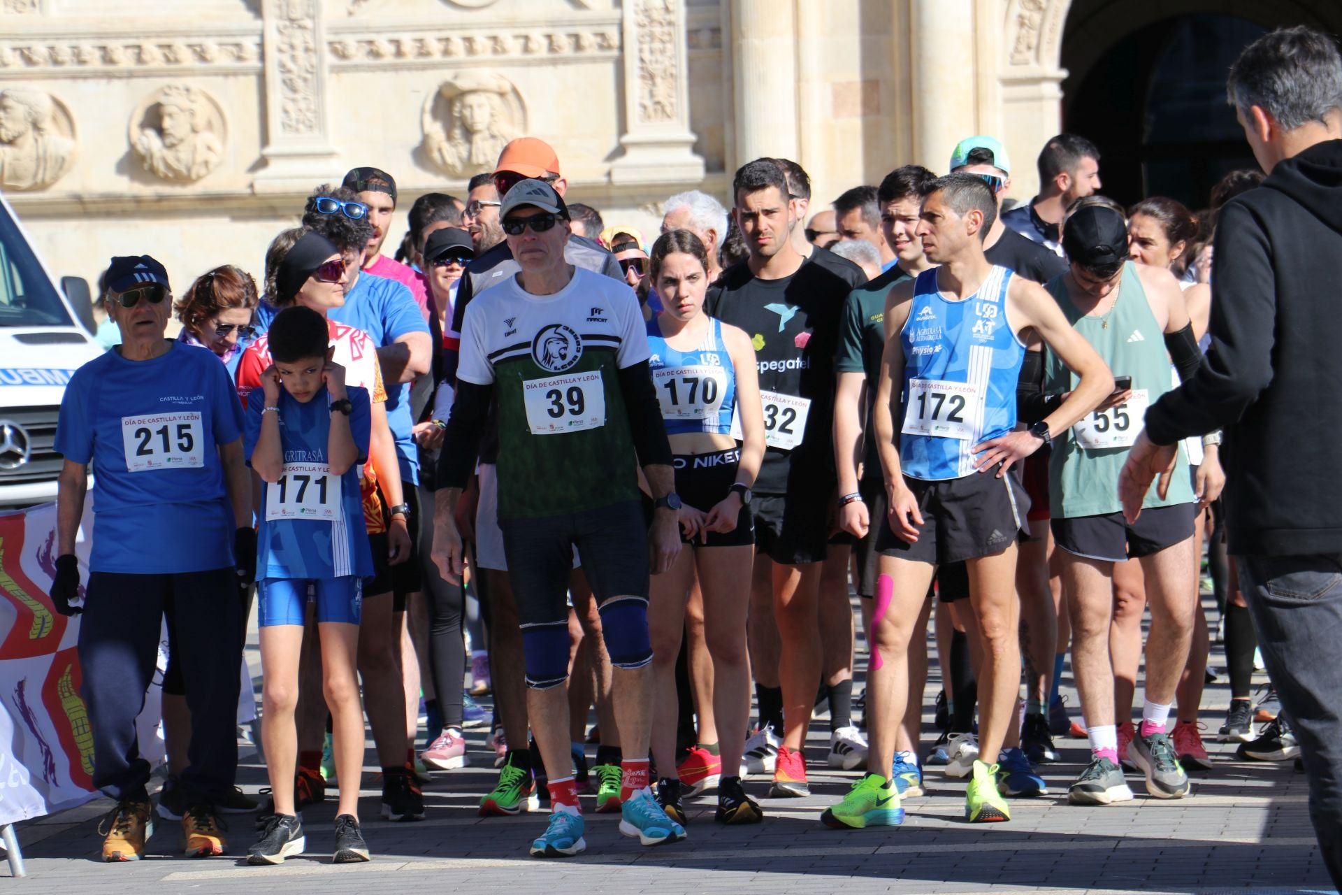 Las imágenes de la carrera solidaria por el día de la comunidad en León