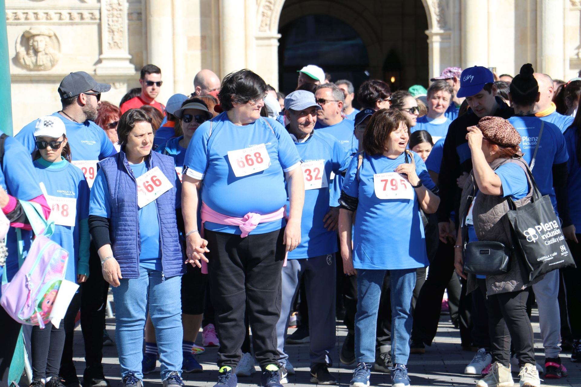 Las imágenes de la carrera solidaria por el día de la comunidad en León
