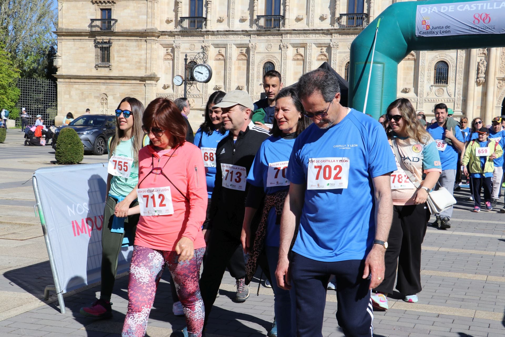 Las imágenes de la carrera solidaria por el día de la comunidad en León