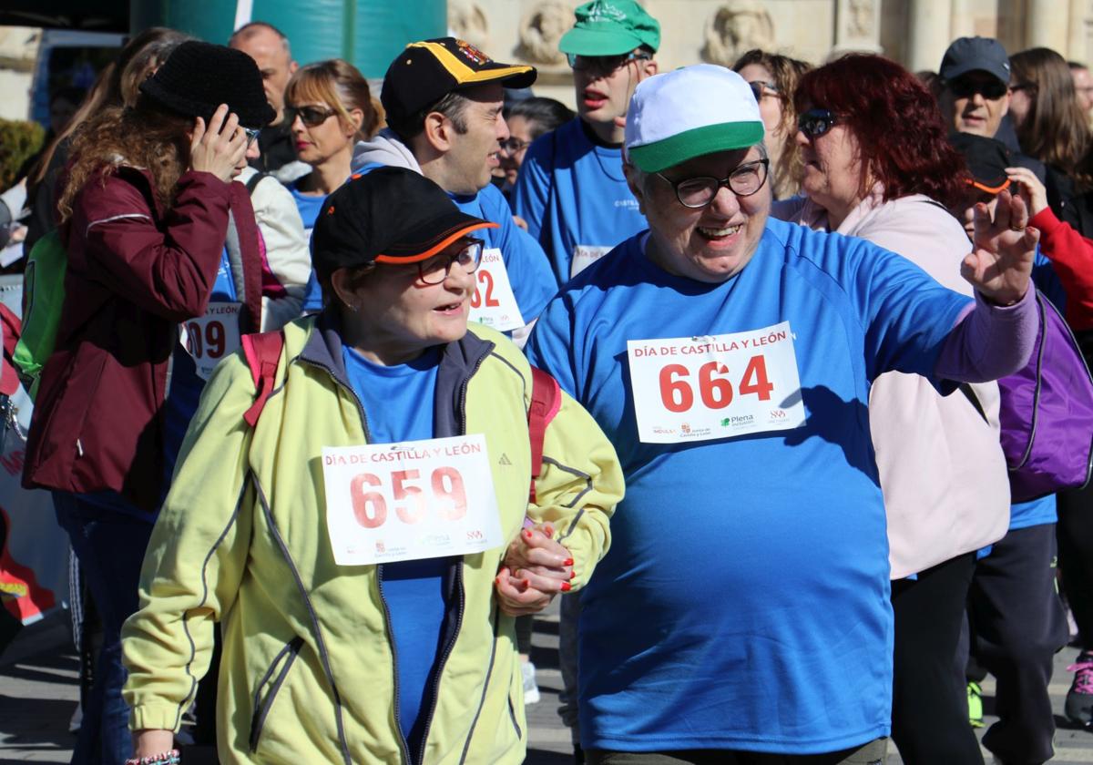Dos de los marchadores en la carrera.