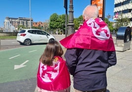 Un abuelo y su nieta acuden a la manifestación suspendida.